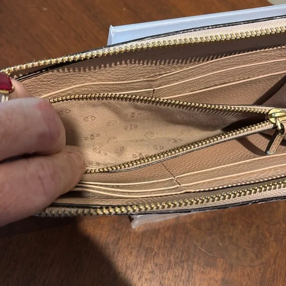 Tory Burch. Long wallet zippy wallet pebbled leather lavender beige interior - Picture 11 of 11